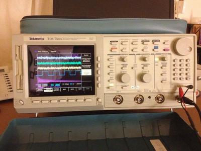 Galerie Bild 1 zu Neues, altes, Oszilloskop (Tektronix TDS754A, Baujahr 1996?)